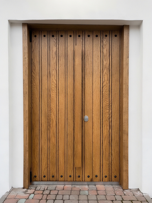 Дверь с МДФ и бугельной ручкой