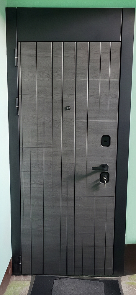 Стальная дверь с верхней вставкой